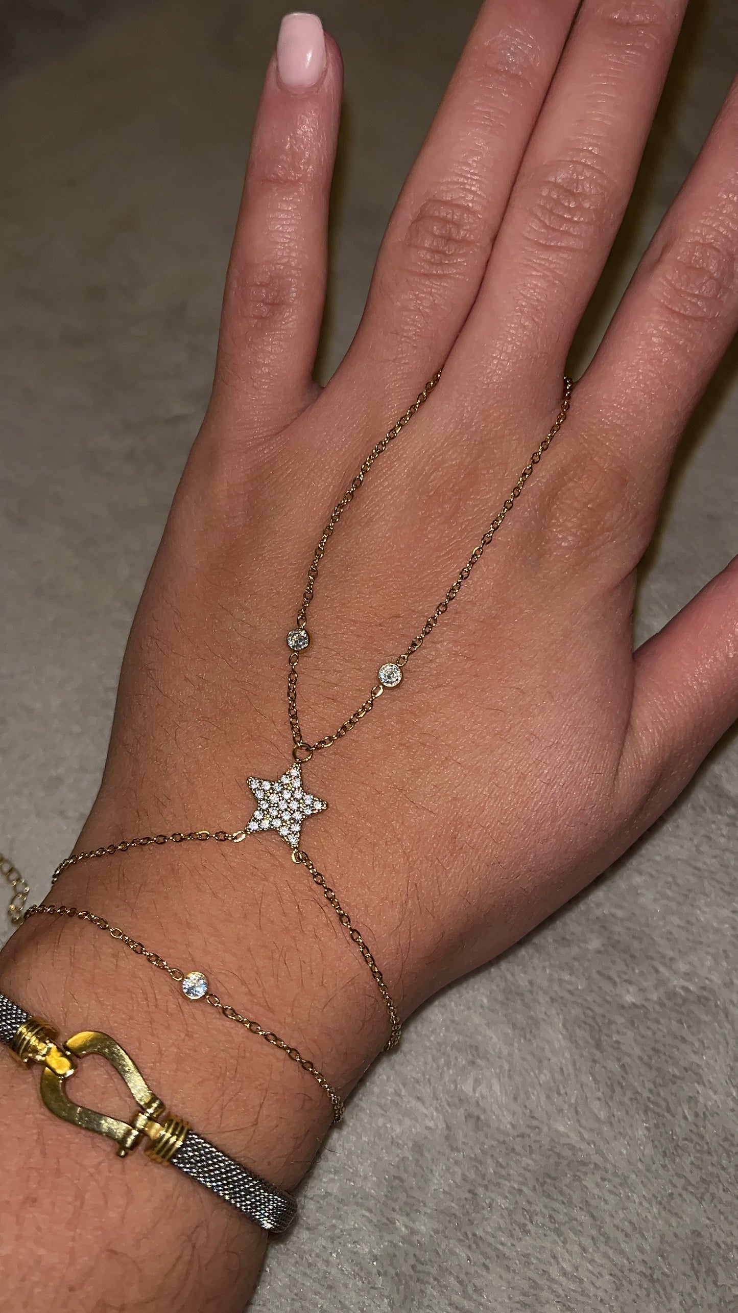 Chaine de main etoile strass