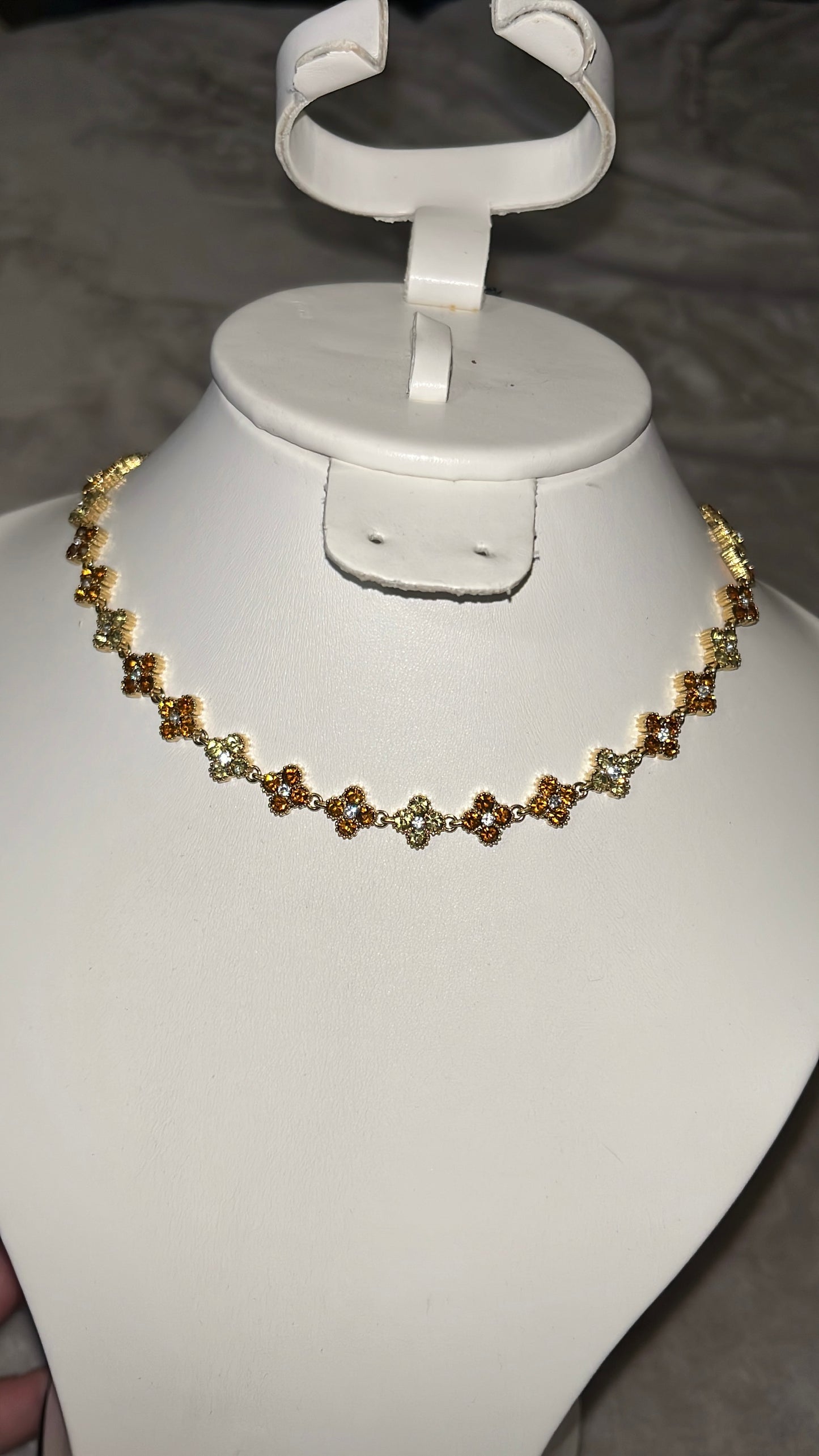 Collier fleuri marron