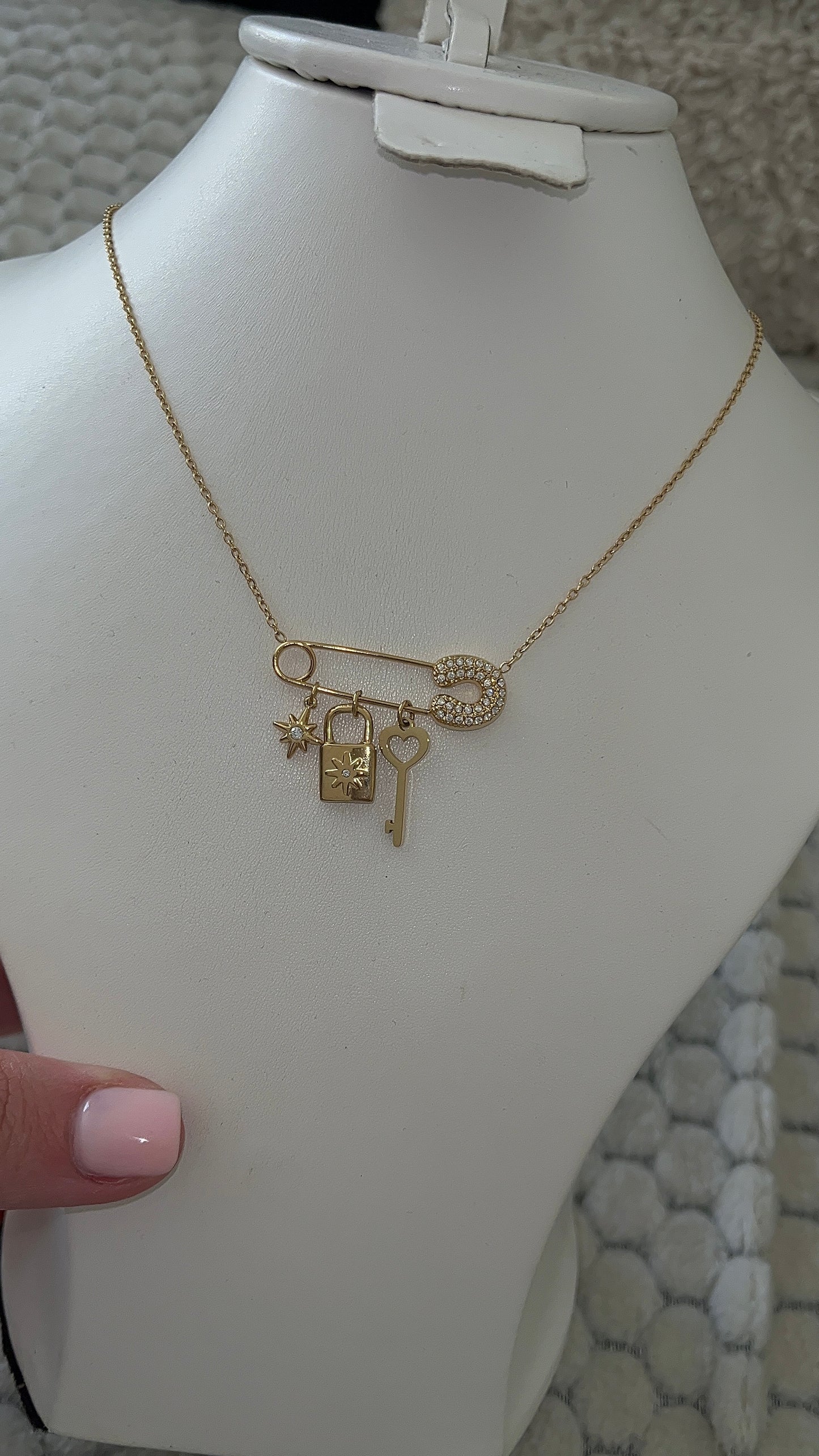 Collier epingle cadenas