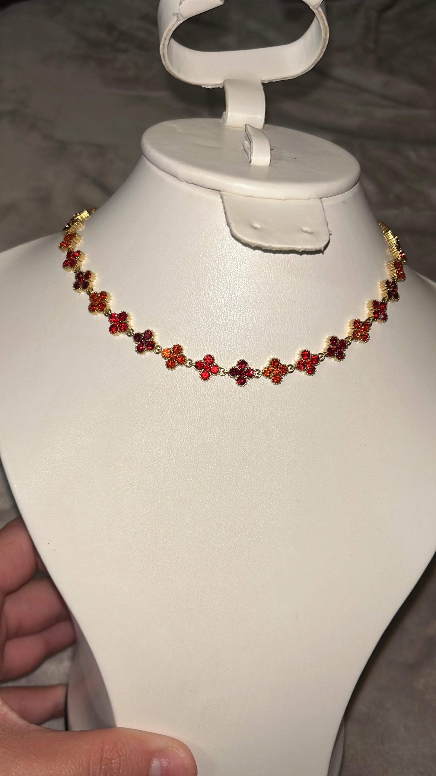 Collier fleuri rouge