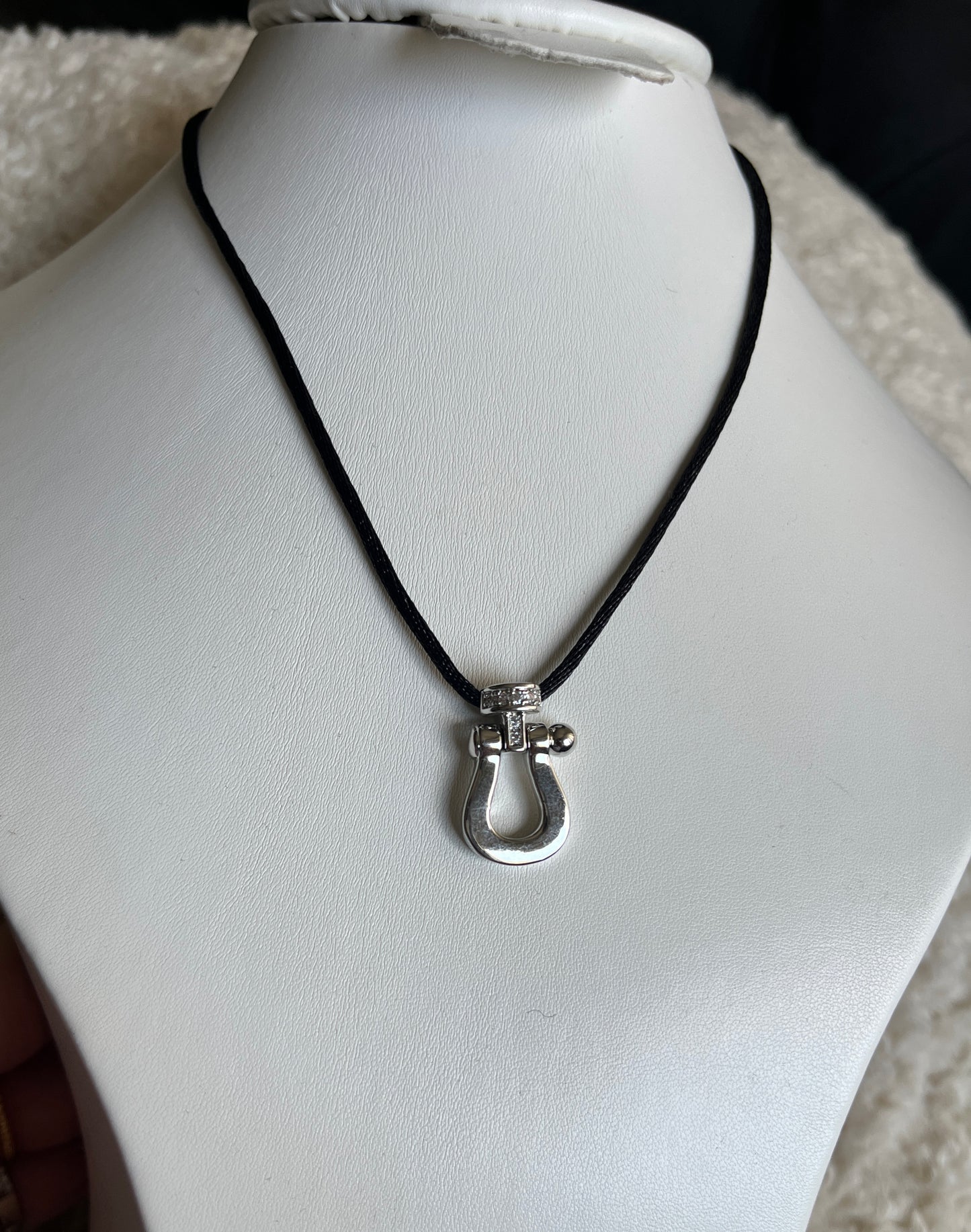 Collier cordon force gravee