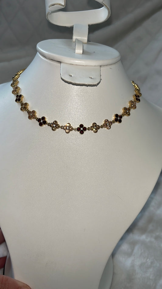 Collier fleuri bordeaux rose