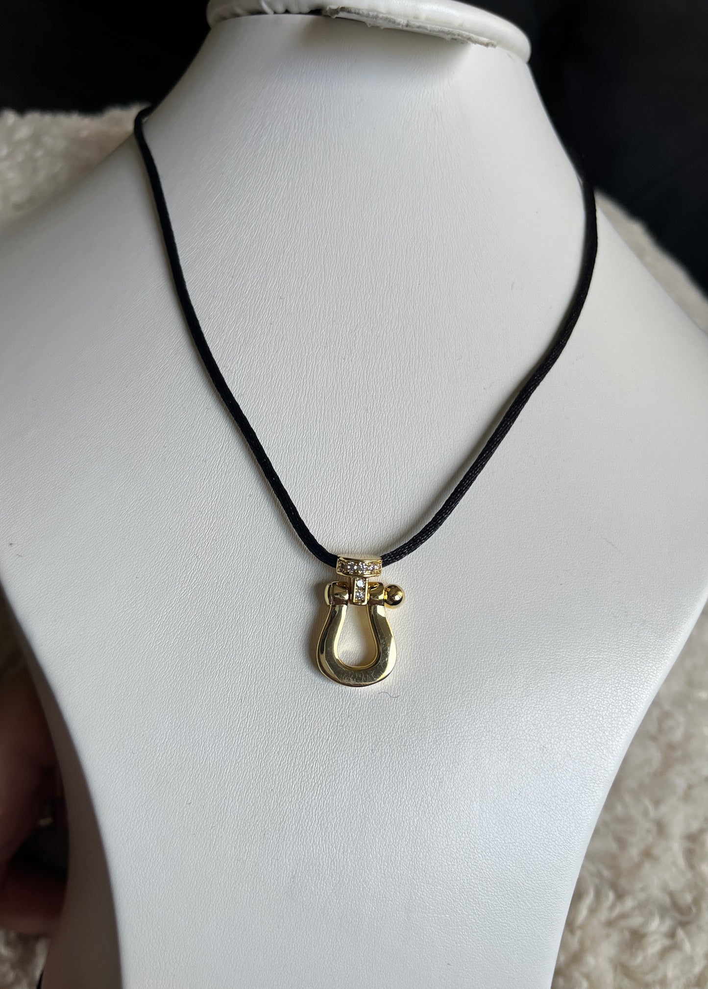 Collier cordon force gravee