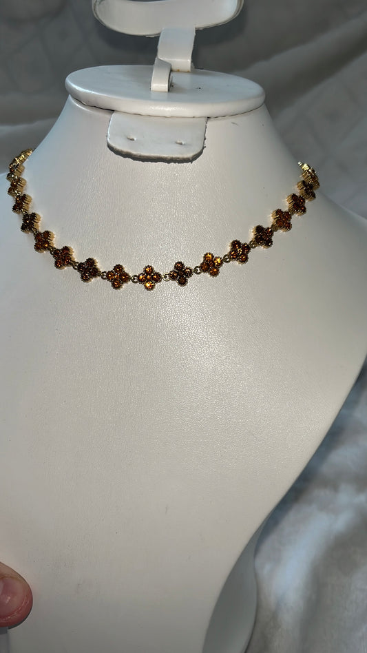 Collier fleuri marron
